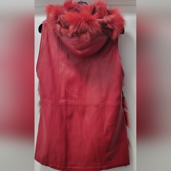 Women's Fox Vest with Leather Hood - Picture 3 of 5